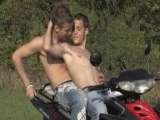 Boys gostoso trepando na motoca