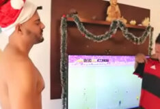 Video pornô gay com machos aproveitando o Natal